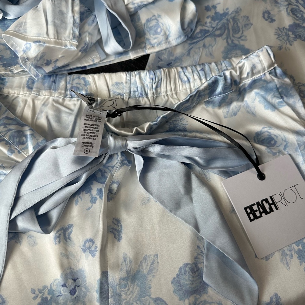 NWT Beach Riot bow sleeves Blue and White floral Pajama Set - Picture 3 of 3